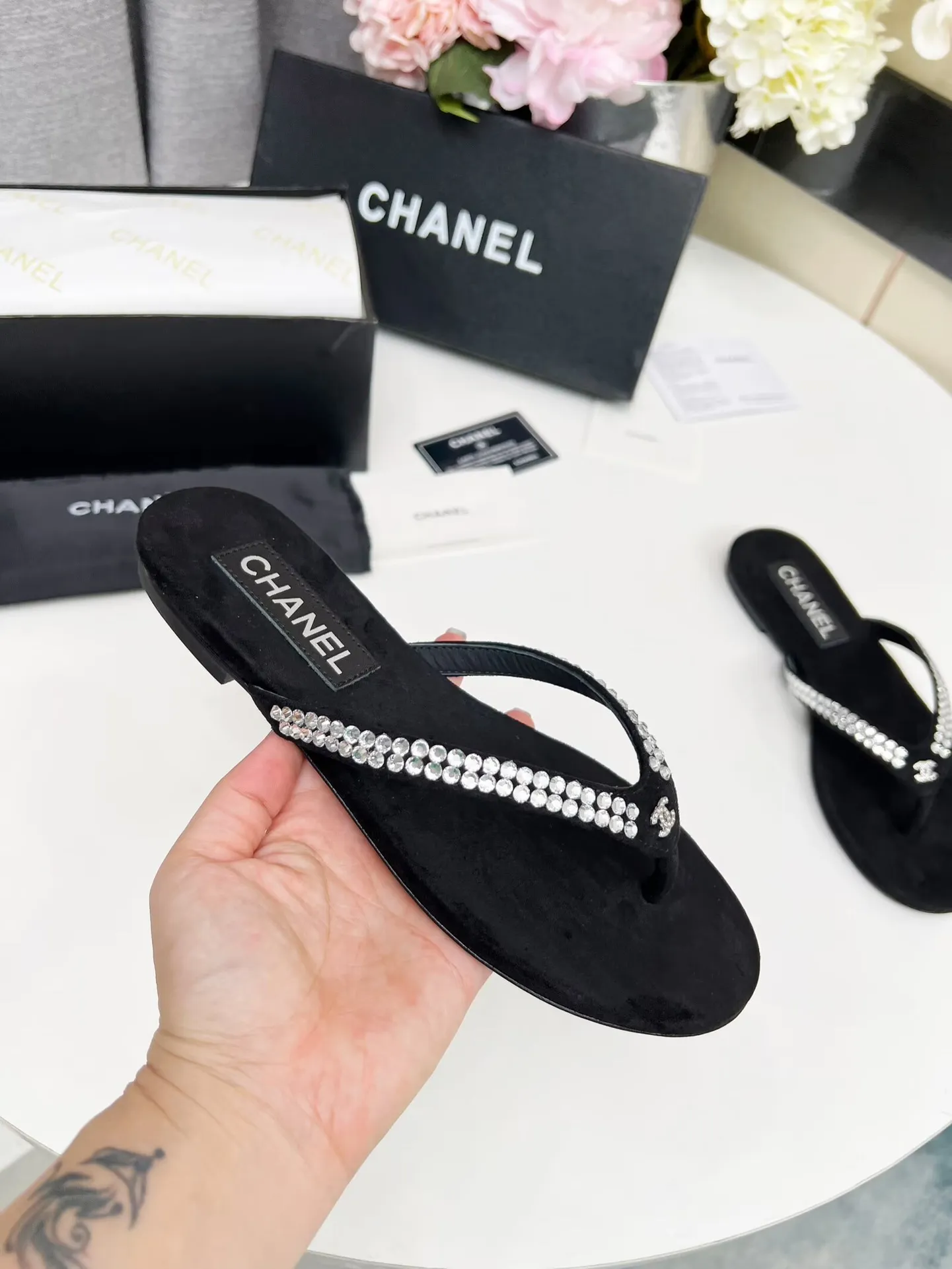 💕💕Factory direct selling price p440💕💕 Chanel new spring and summer genuine leather outsole flip-flops✅ I was really moved by this shoe when I first saw it💓 I liked it at first sight [surprised], 😊 and it has Chanel’s classic element diamond logo💎 Fabric: double-sided velvet Lining: cow lining Color: black Size: 35-41 (41 can be customized and non-returnable) Outsole: Made of genuine leather outsole Packaging: with card and cloth bag